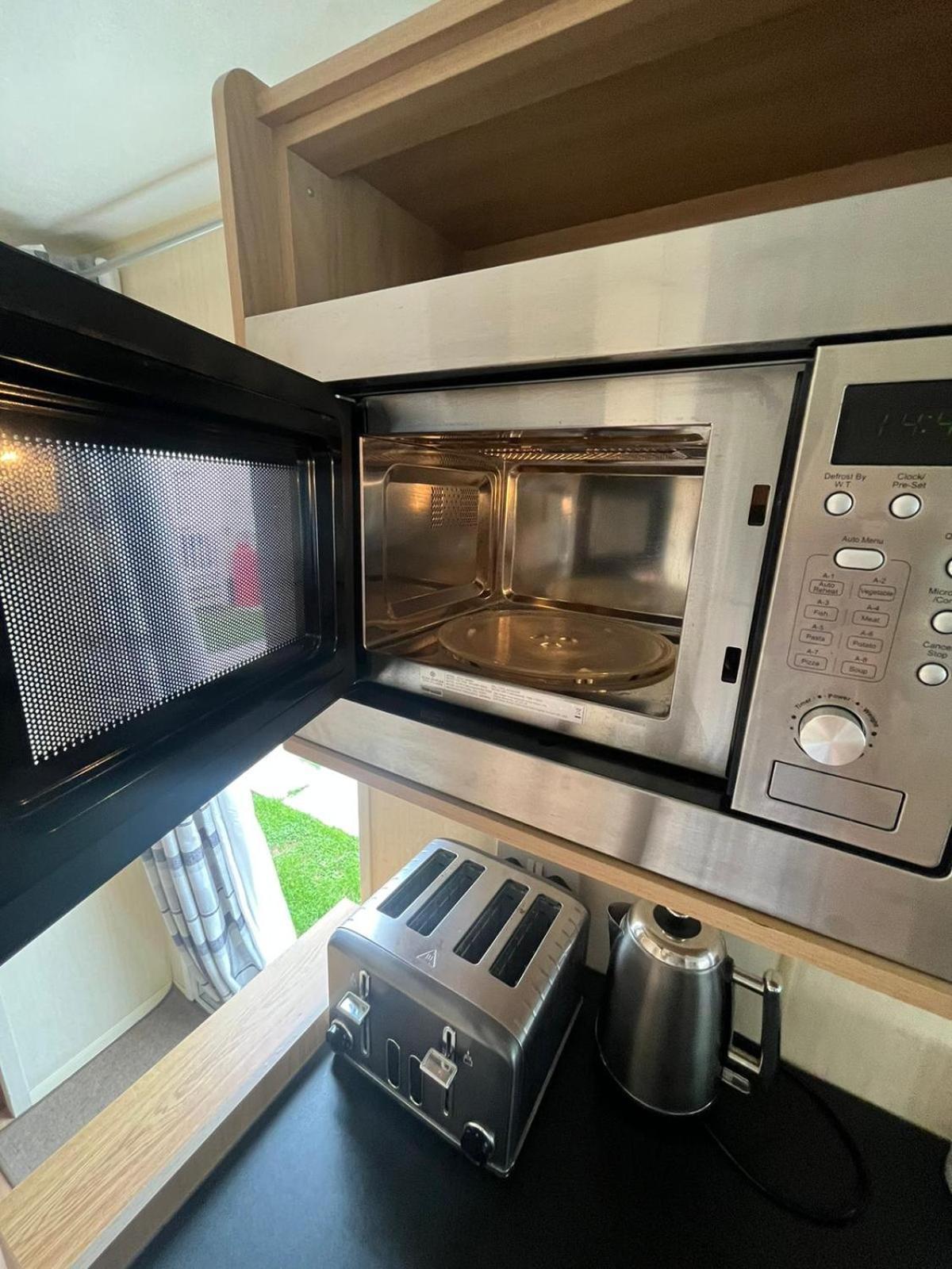 3 Bedroom Caravan, Sleeps 8 Lyons Lido Beach Prestatyn Bagian luar foto
