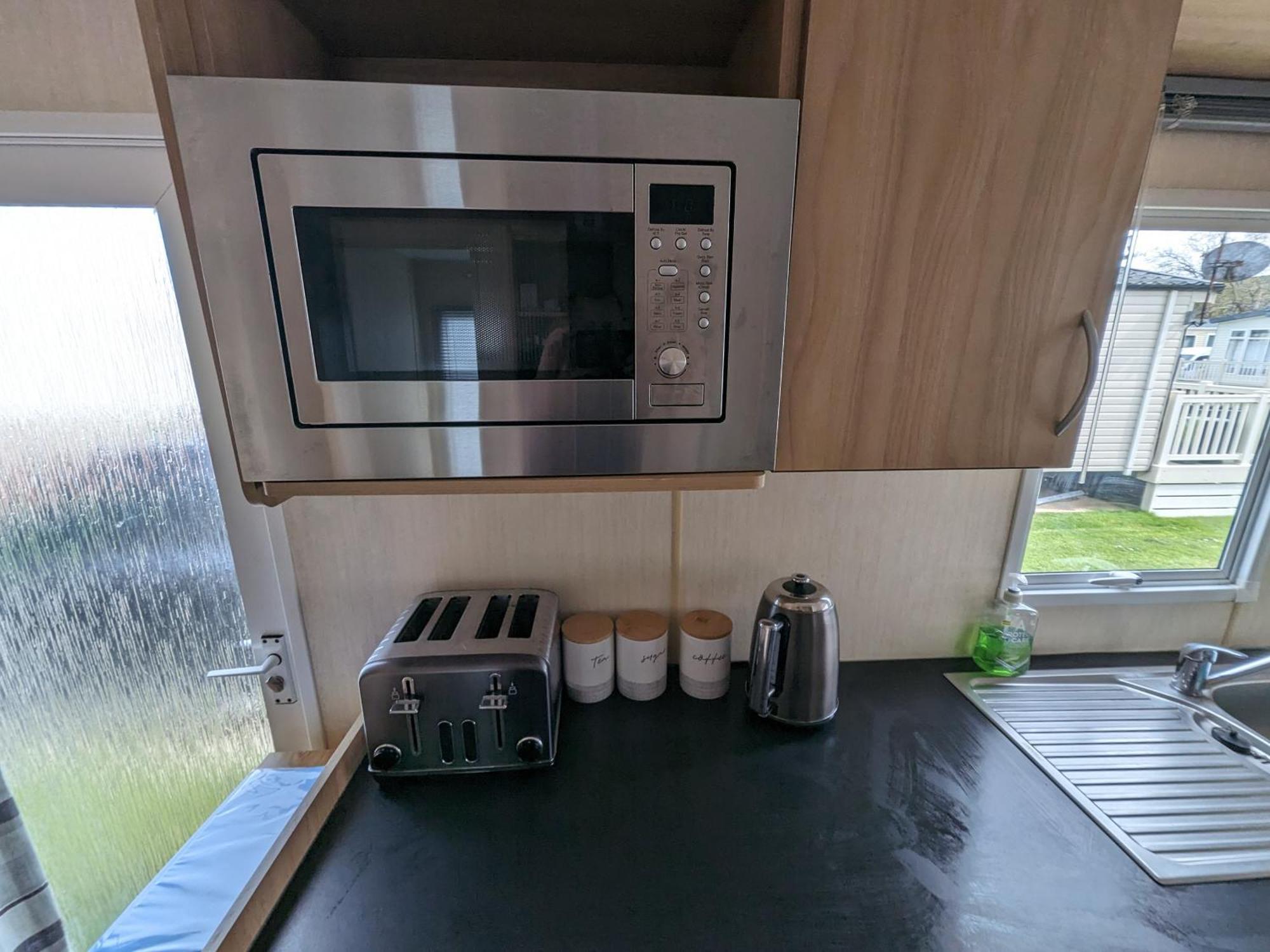 3 Bedroom Caravan, Sleeps 8 Lyons Lido Beach Prestatyn Bagian luar foto